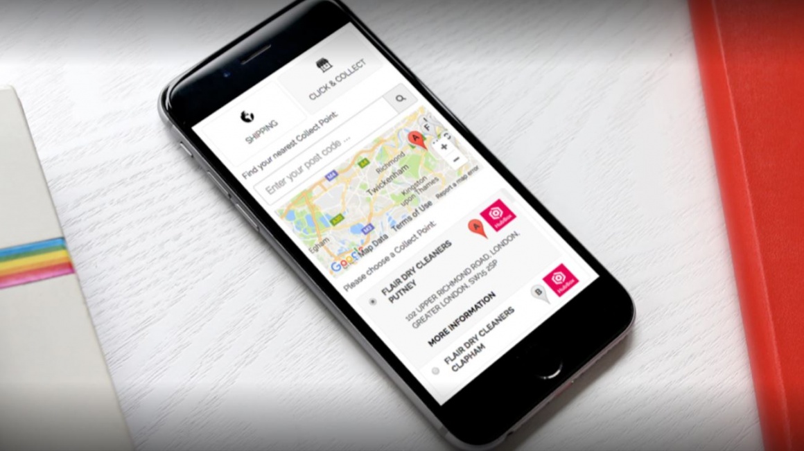 Photo: Smartphone with click & collect app from HubBox; copyright: HubBox...
