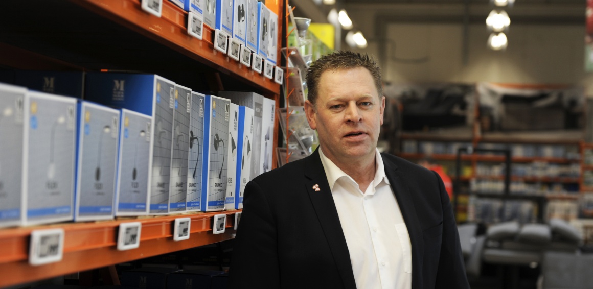 Thomas Bæk standing in front of a shelf with ESL