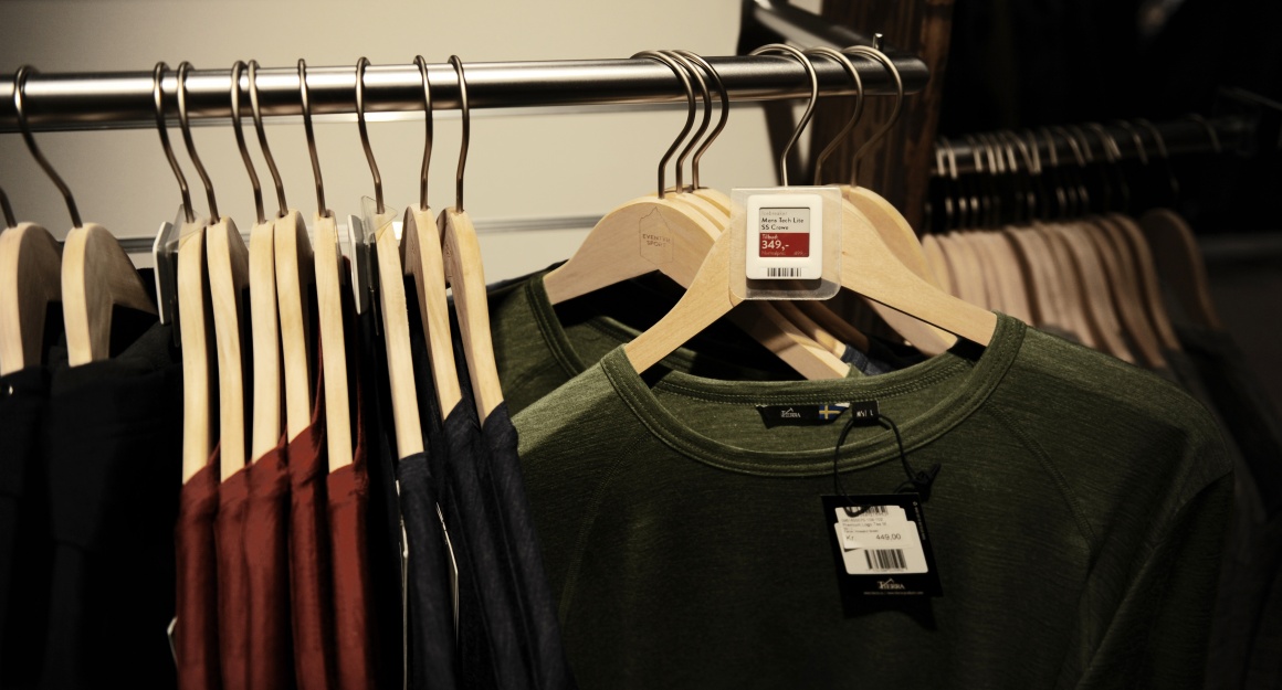 Photo: Electronic shelf labels in clothing store; copyright: Delfi Technologies...