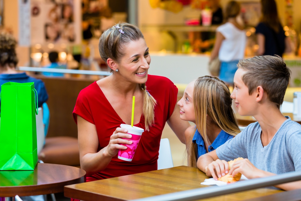 Mother with two children in a shopping mall; copyright: panthermedia.net /...