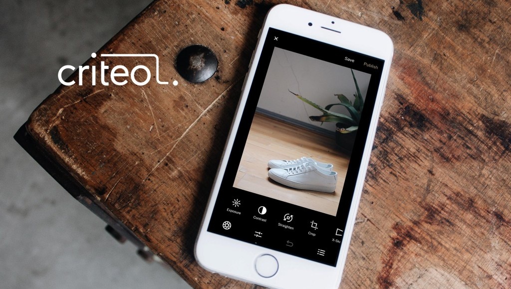 mobile phone on table, mobile shopping; copyright: Criteo...