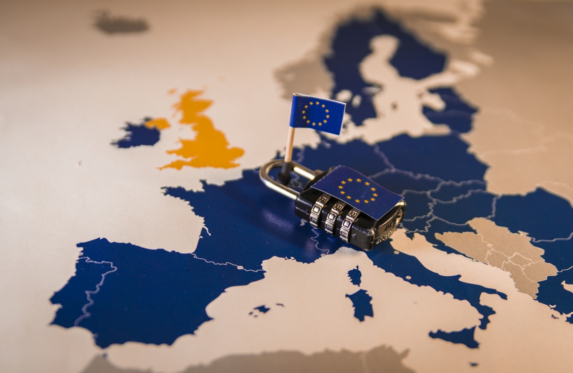 Europe map with padlock; Copyright: panthermedia.net/tbtb...