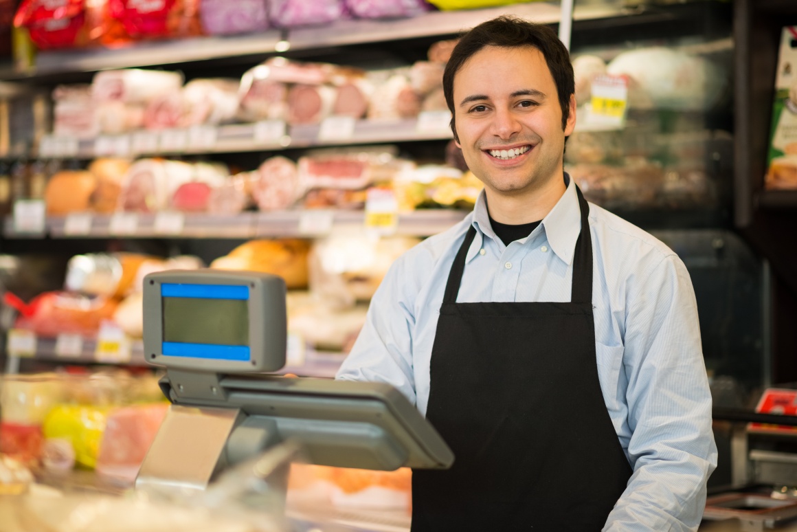 Salesman in supermarket; Copyright: GettyImages/478971338...