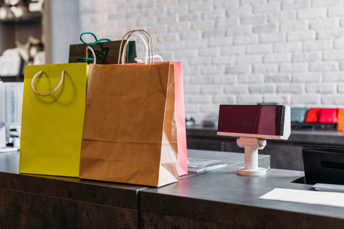 Shopping bags on the cash desk; copyright: panthermedia.net / AndrewDemenyuk...