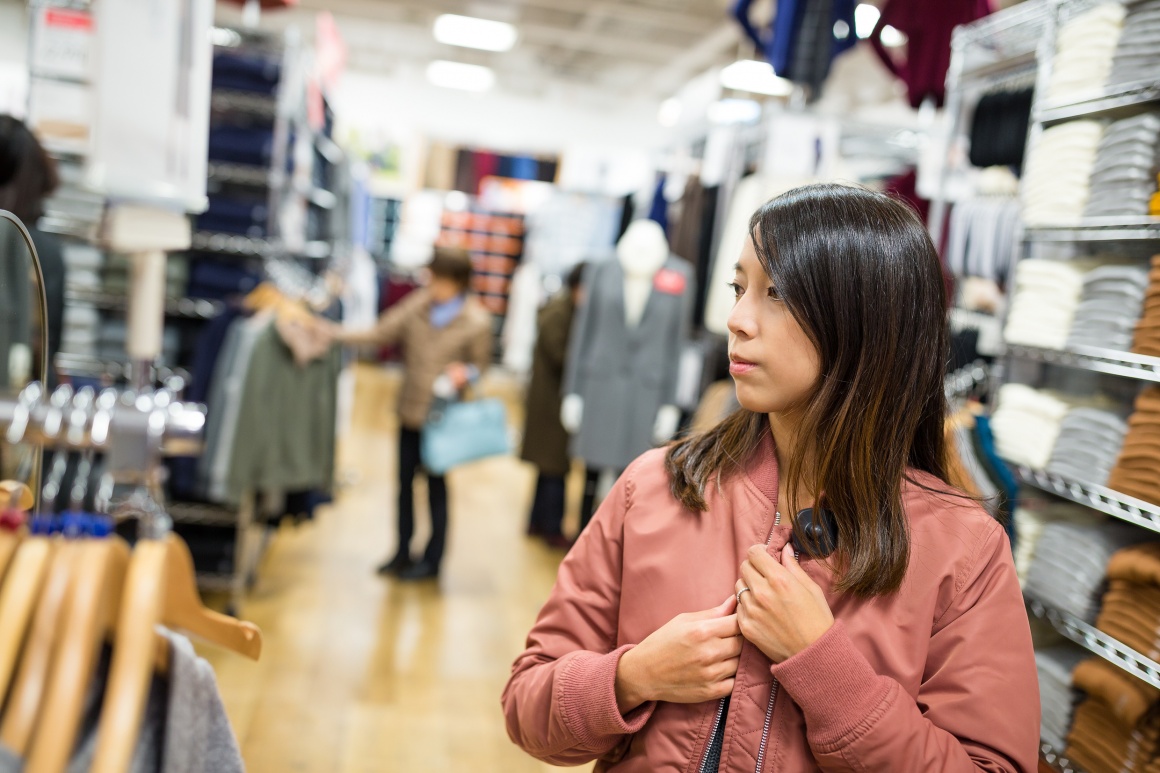 Women at store; Copyright panthermedia/netleungchopan...