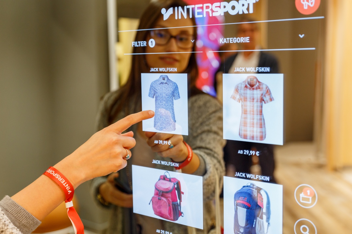 Digital Signage;Copyright: Intersport