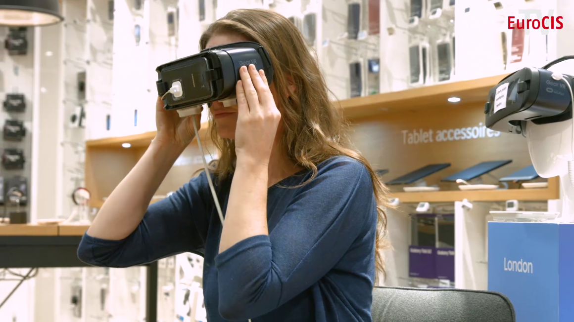 Woman in electronics shop with VR glasses; copyright: iXtenso...