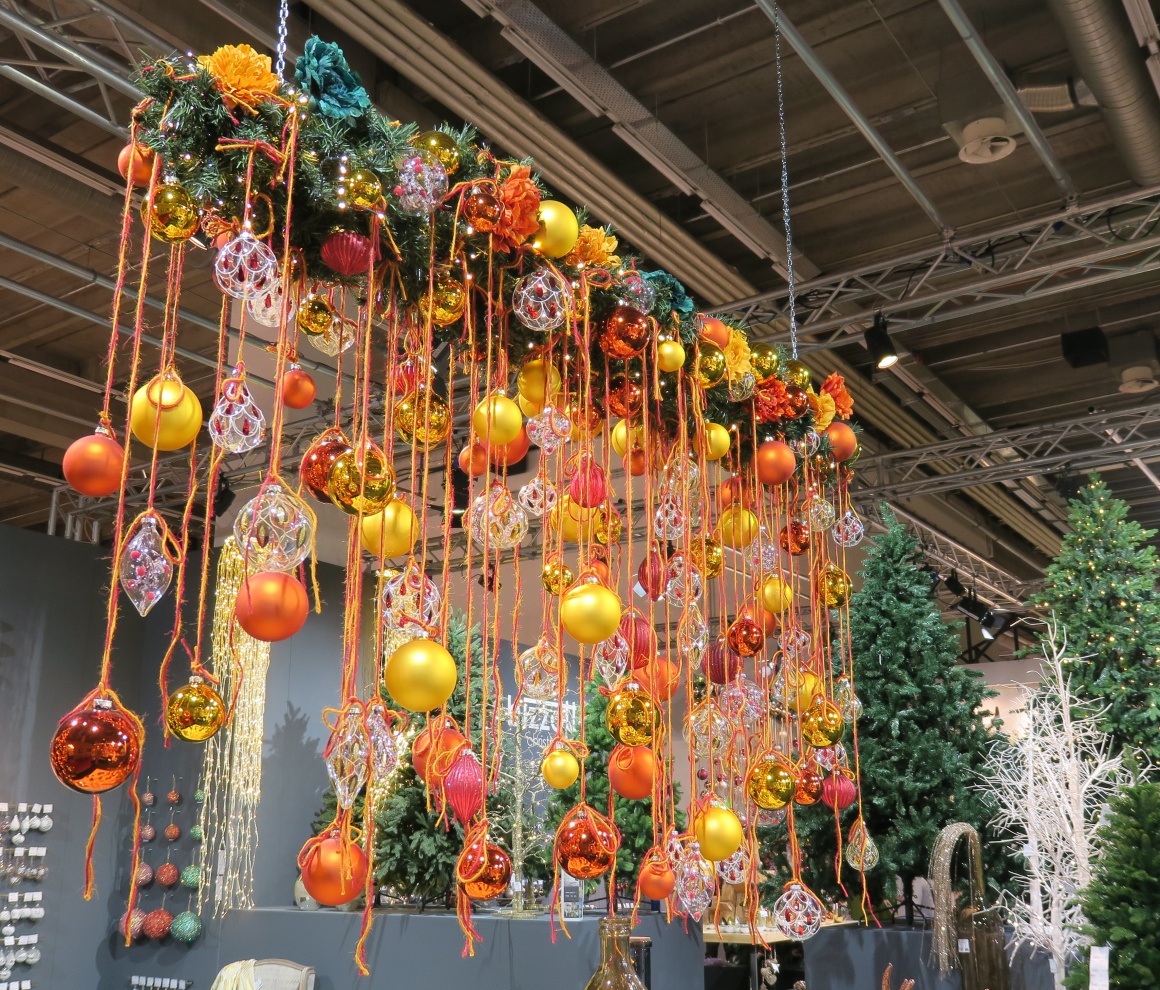 Hanging element made of fir branches with yellow and orange baubles; copyright:...