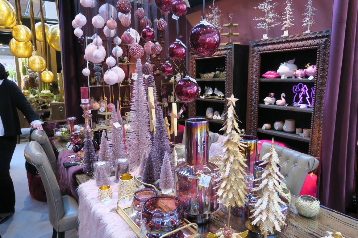Christmas decoration in purple and pink; copyright: iXtenso / Pott...