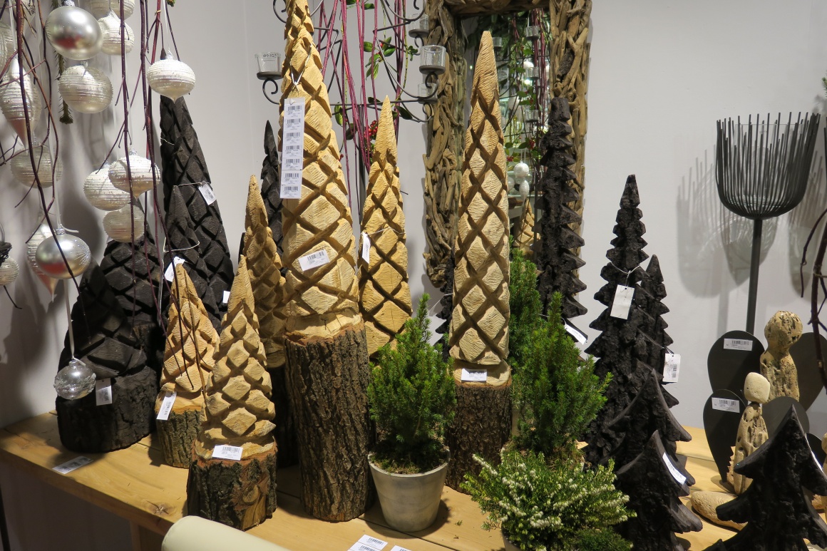 woodwork fir trees carved from a mould; copyright: iXtenso / Pott...
