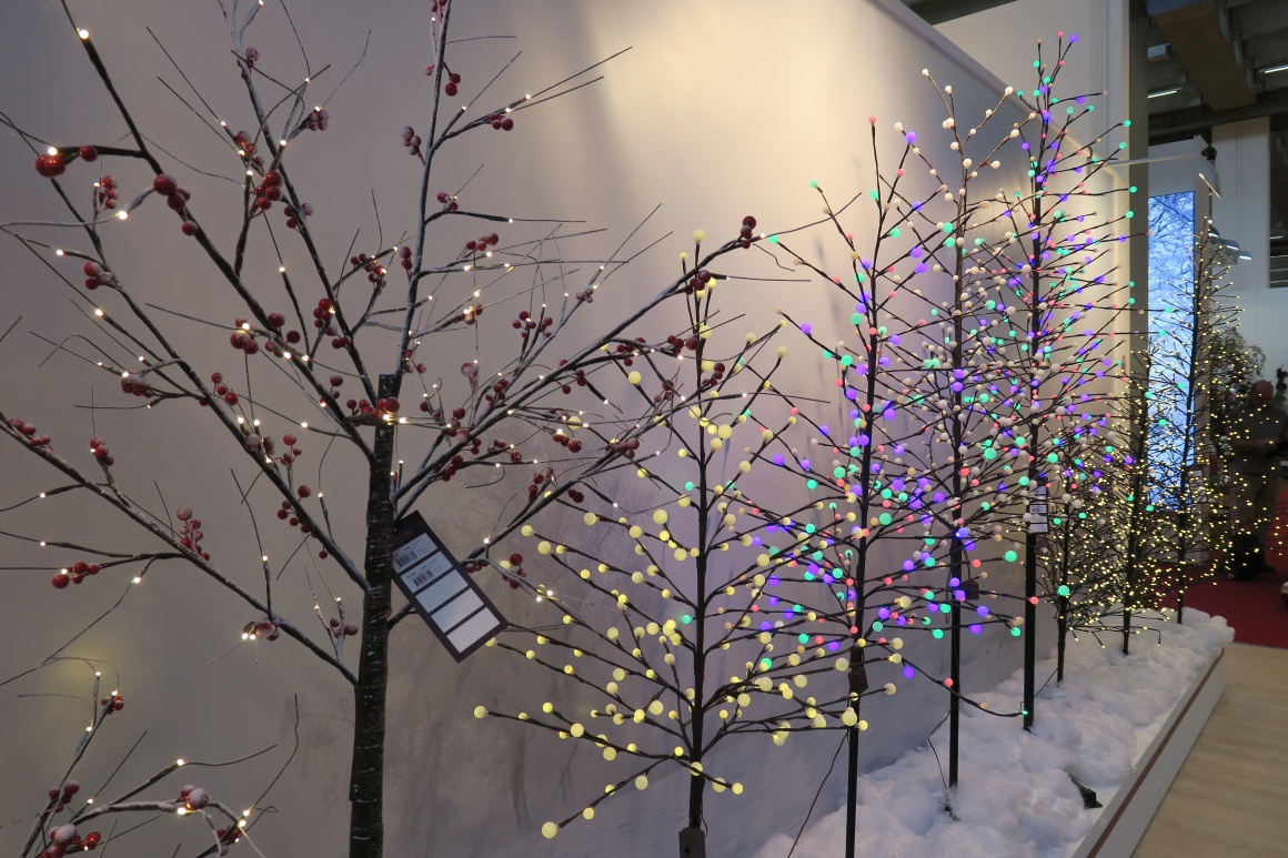 Plastic trees with mini lamps; copyright: iXtenso / Pott...