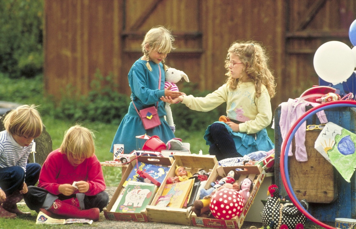 Children at the flea market; Copyright: panthermedia.net/nsp226bMicro...