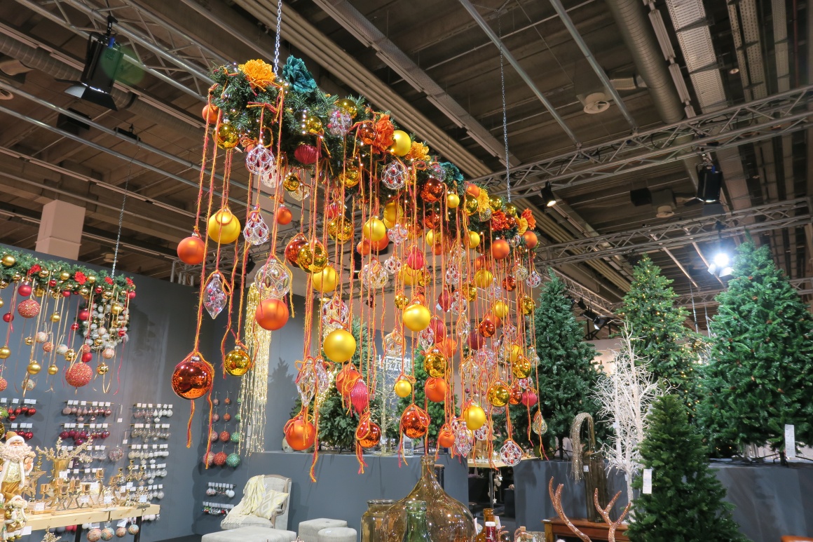Hanging element made of fir branches with yellow and orange baubles; copyright:...