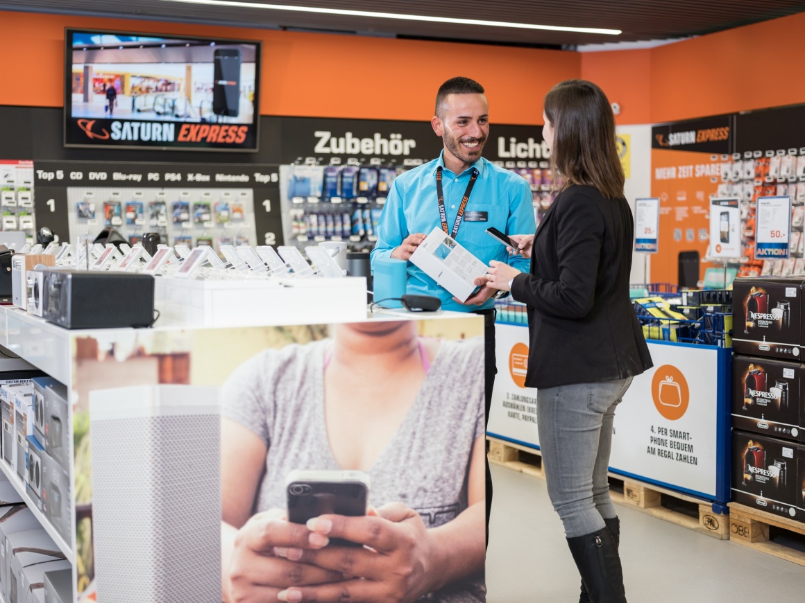 Beratung Mitarbeiter und Kundin im Saturn-Store