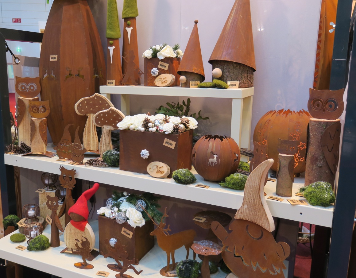 Autumn decoration made of wood and artificially rusted metal; copyright:...
