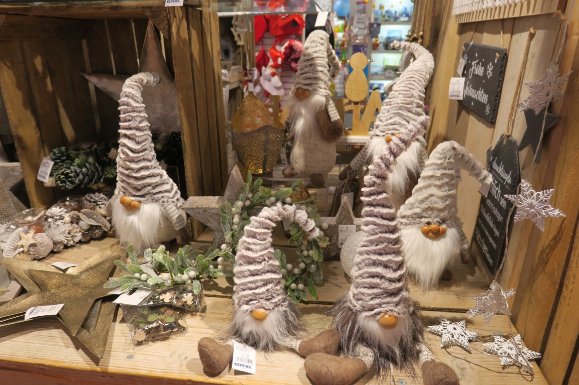 gnomes with long beards and pointed caps; copyright: iXtenso / Pott...