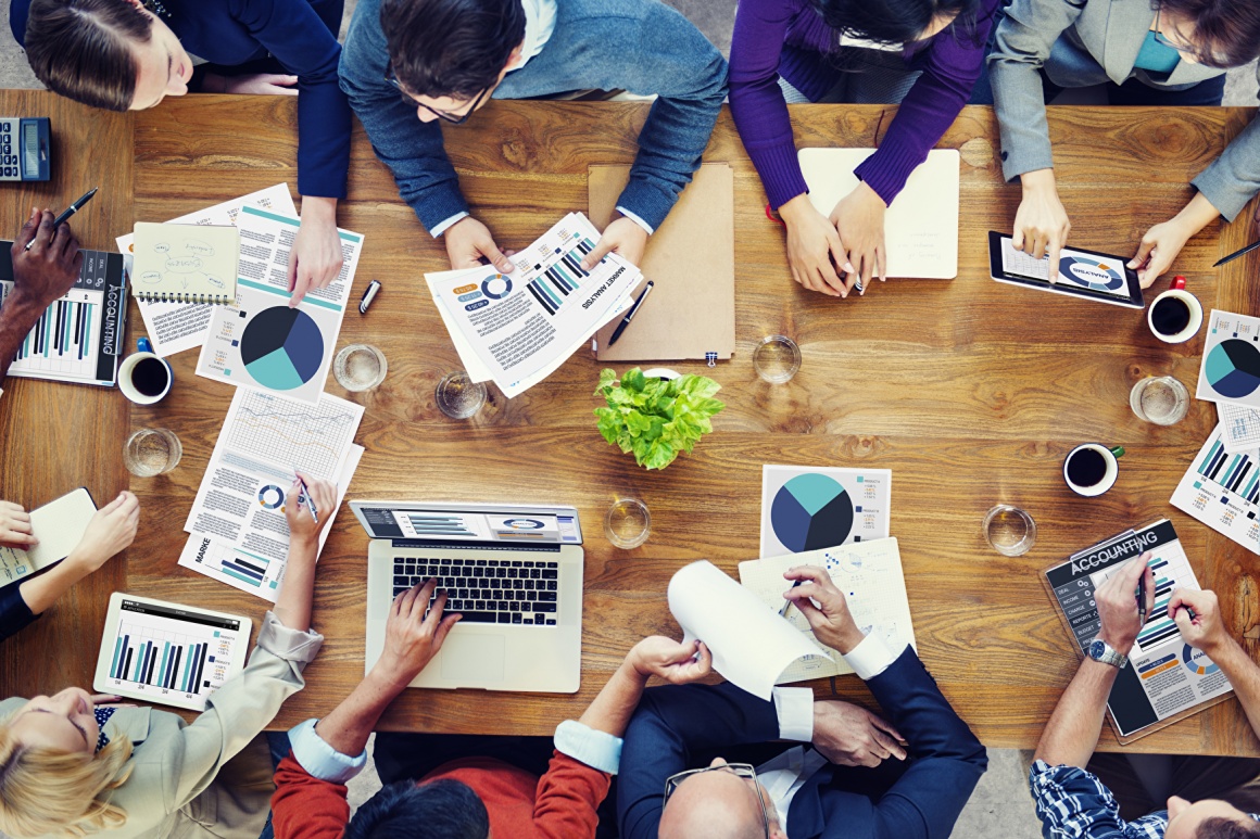 People at table; Copyright: panthermedia.net/Rawpixel...