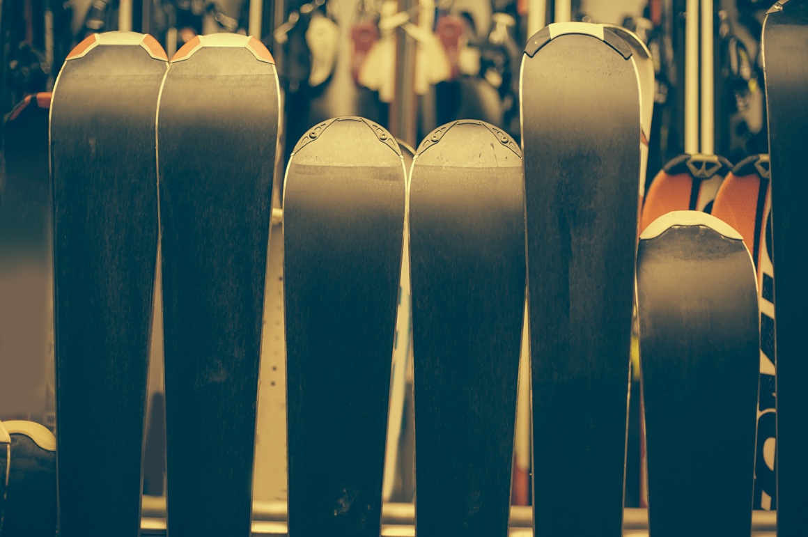 Undersides of standing skis in a store; copyright: panthermedia.net/guruxox...