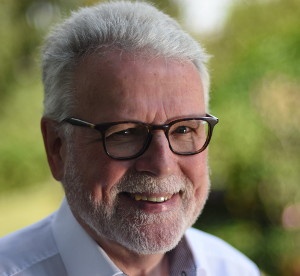 Photo of a smiling man with glasses; copyright: Burkhard Treude...