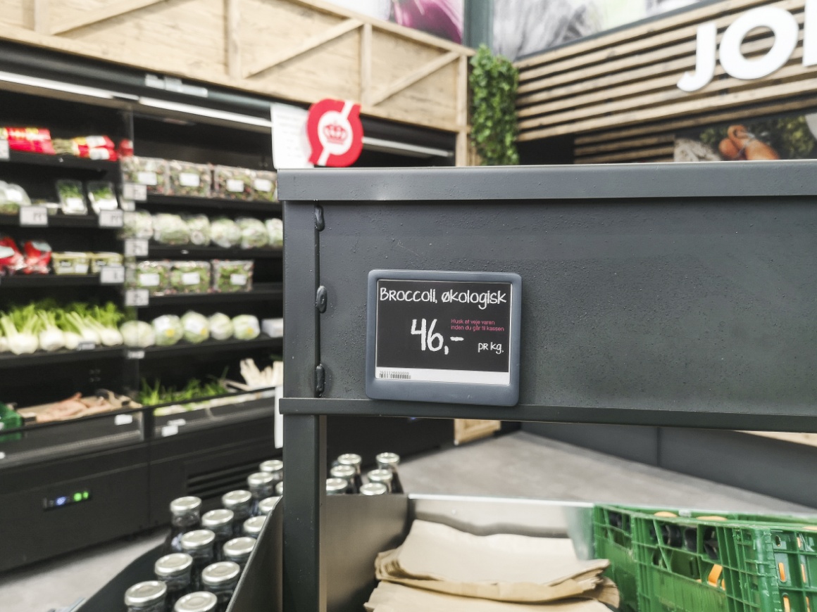 Electronic shelf label in a garden center on a grey shelf; copyright: DELFI...