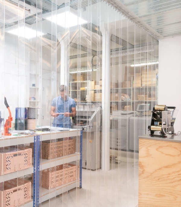 View into a modern stationery store with shelves and goods; copyright: Papier...