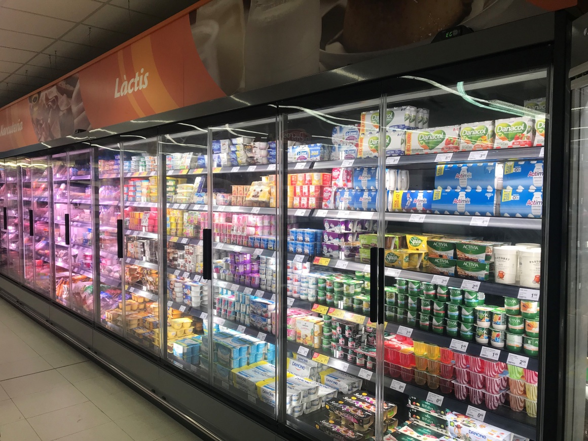 Refrigerated counter in a supermarket