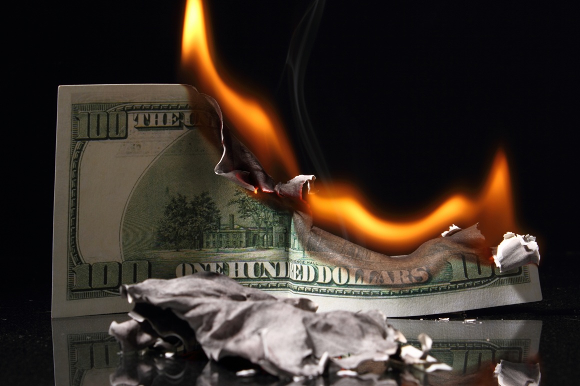 A burning dollar note; copyright: PantherMedia/v.gi...