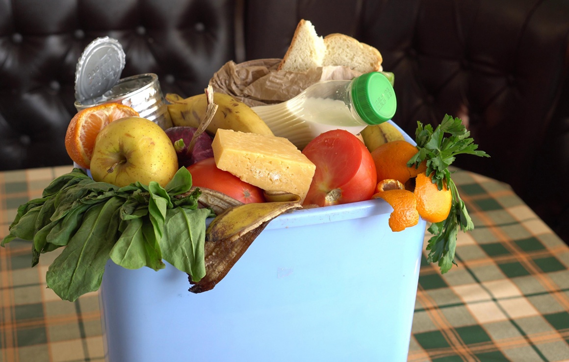 A bin with food leftovers