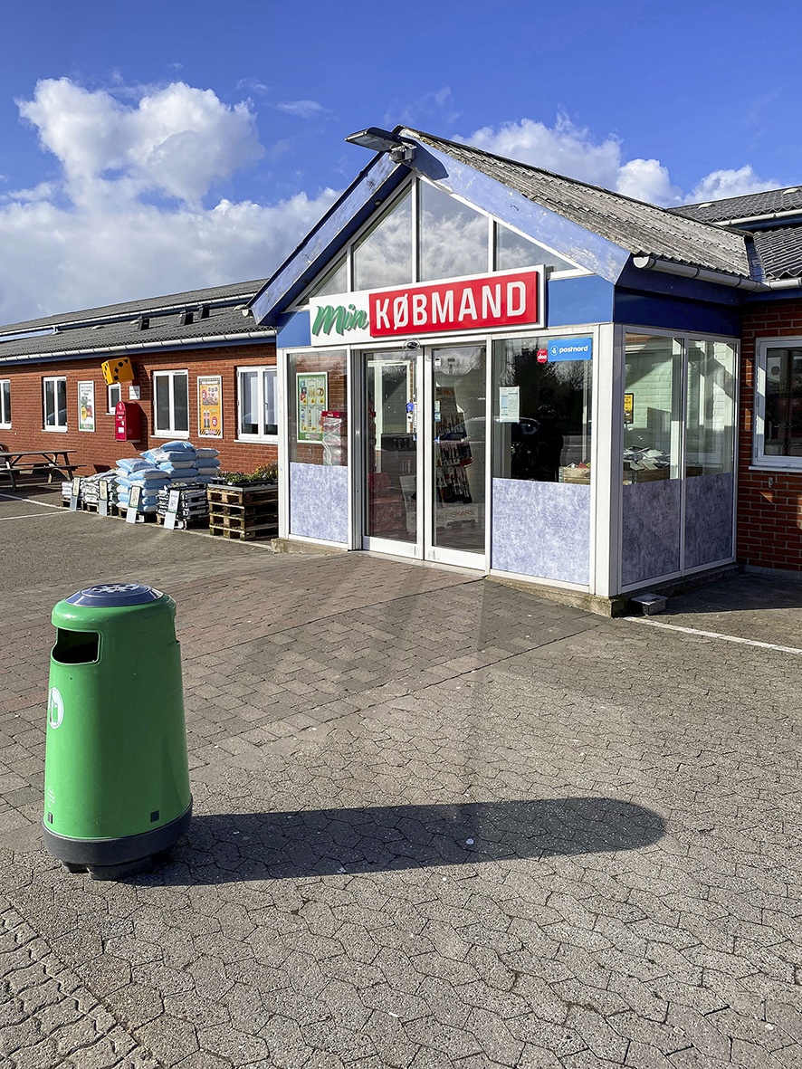 View from the outside on a small grocery store; copyright: Delfi Technologies...