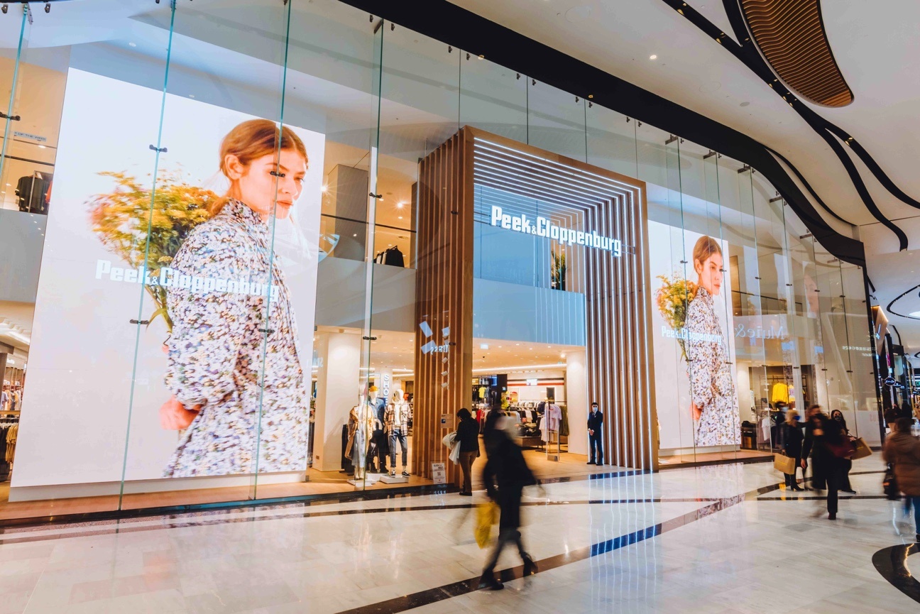 Photo: Attracting passers-by, not influencers
